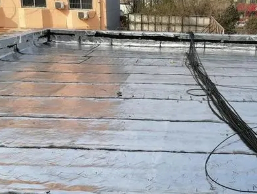 安陆卫生间漏水维修公司分享下安陆屋面楼顶防水刚性防水层施工要点。
